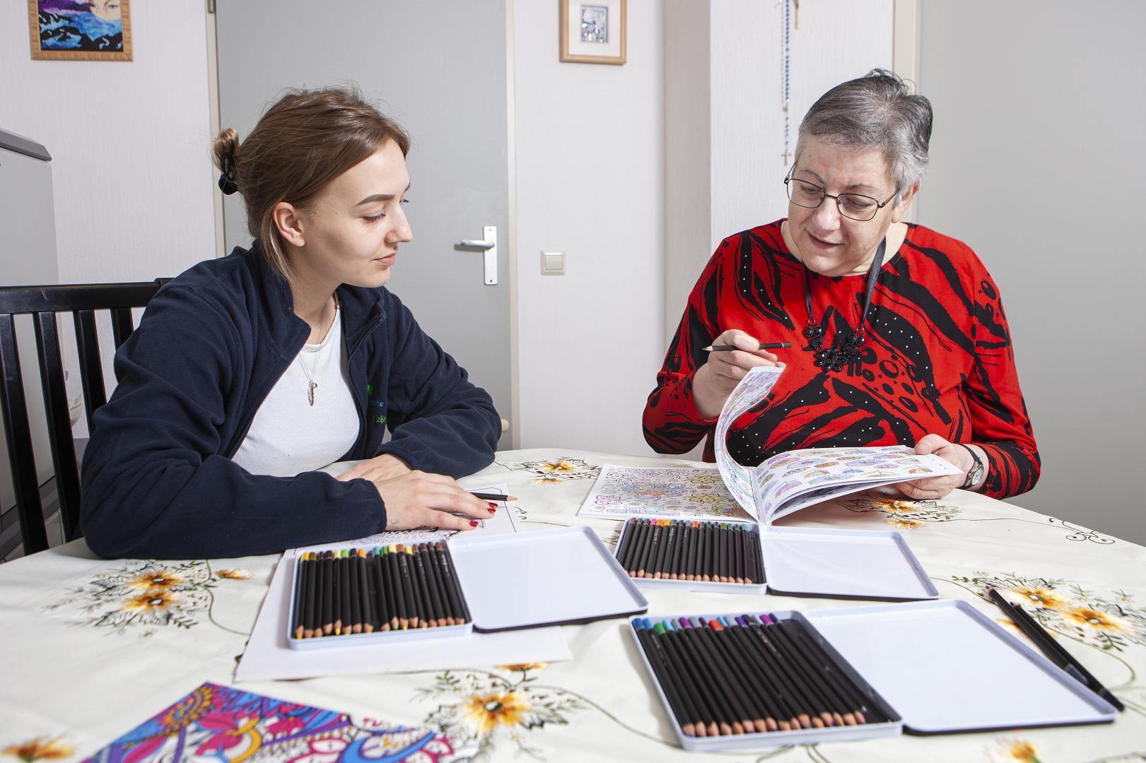 Individuele begeleider en cliënt tekenen samen
