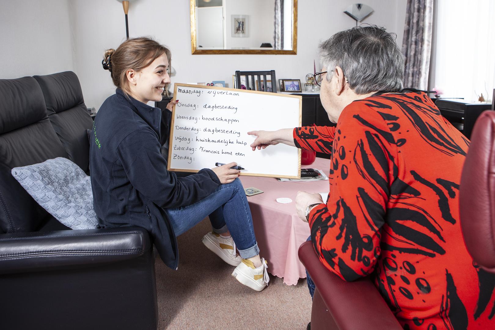 Individuele begeleider en cliënt bespreken de planning