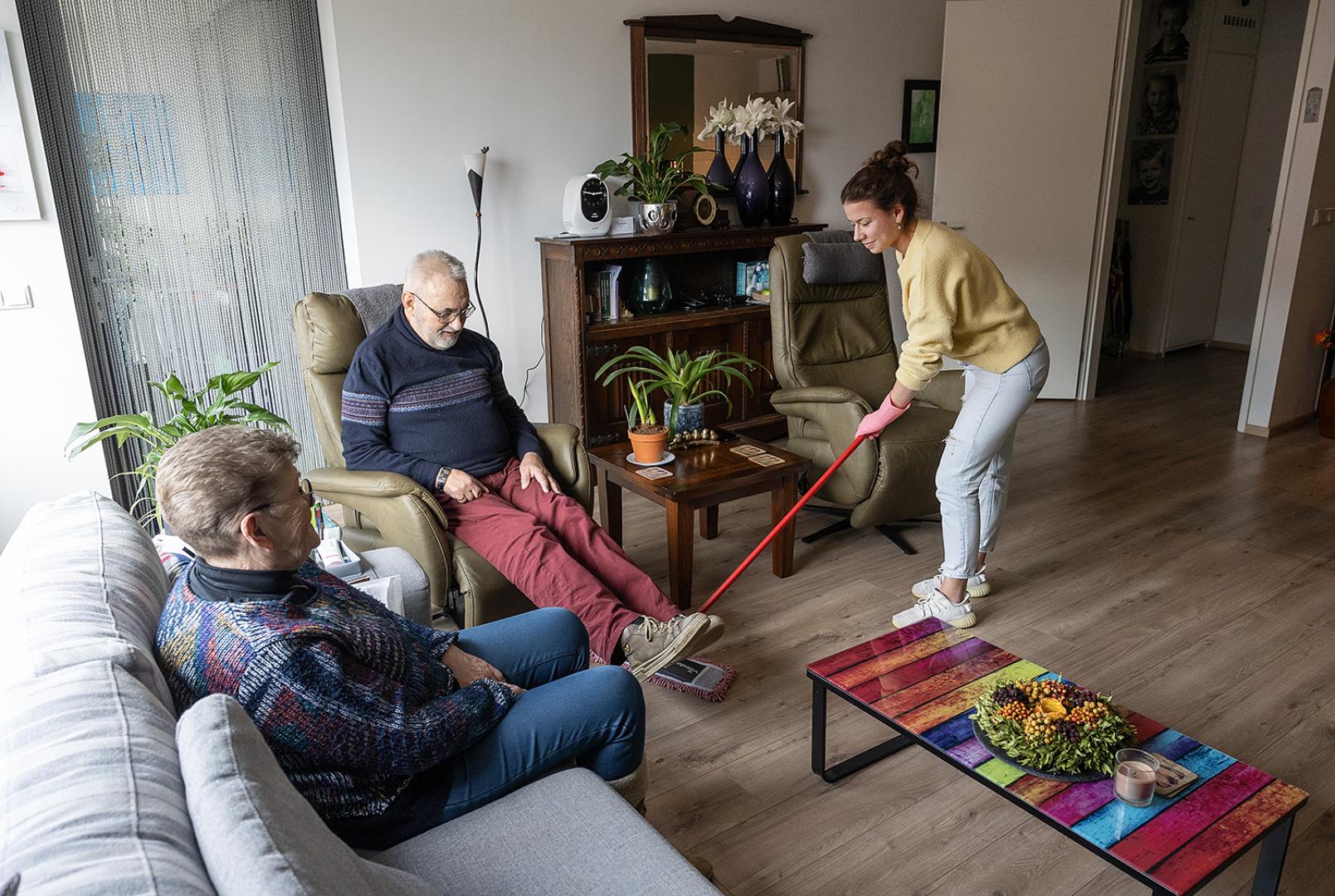 onze ondersteuner bij het huishouden maakt de vloer schoon